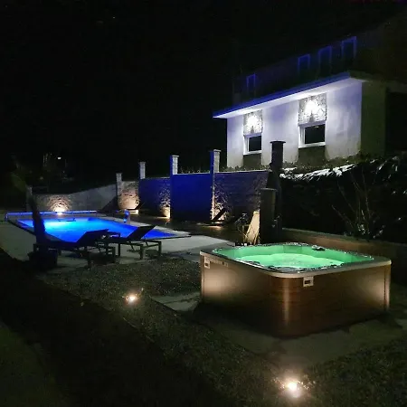 Three Stars Luxury House Art-pe With Pool And Pool *