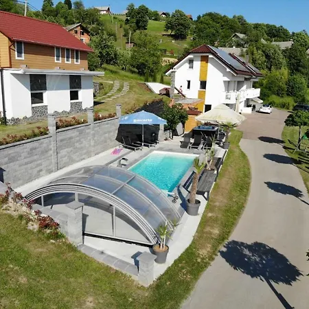 Počitniška hiša Three Stars Luxury House Art-pe With Pool And Pool