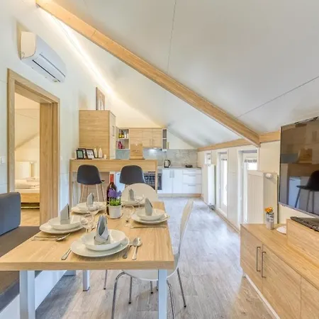 Vakantiehuis Three Stars Luxury House Art-pe With Pool And Pool *