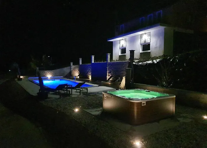 Three Stars Luxury House Art-pe With Pool And Pool *