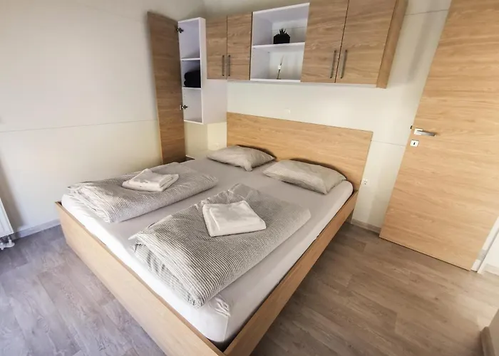 Vakantiehuis Three Stars Luxury House Art-pe With Pool And Pool Trebnje